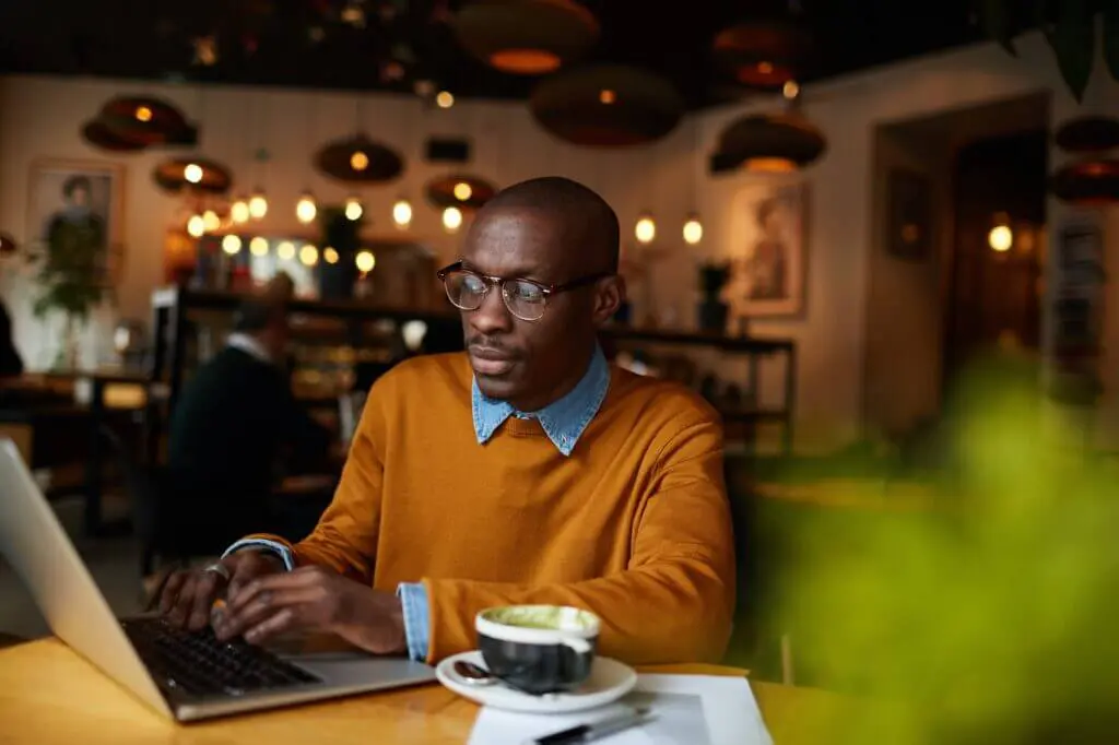 homem digital influencer trabalhando em um café