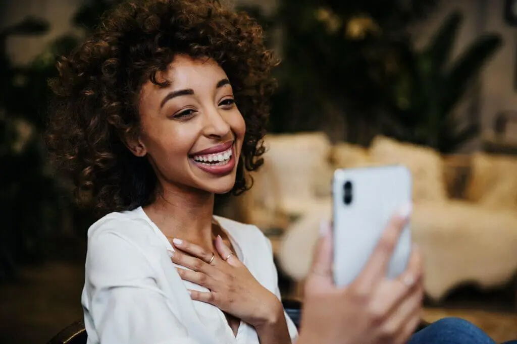 digital influencer tirando selfie e sorrindo