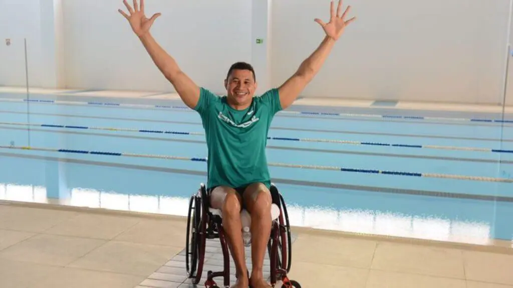 clodoaldo silva em sua cadeira de rodas com piscina olimpica ao fundo